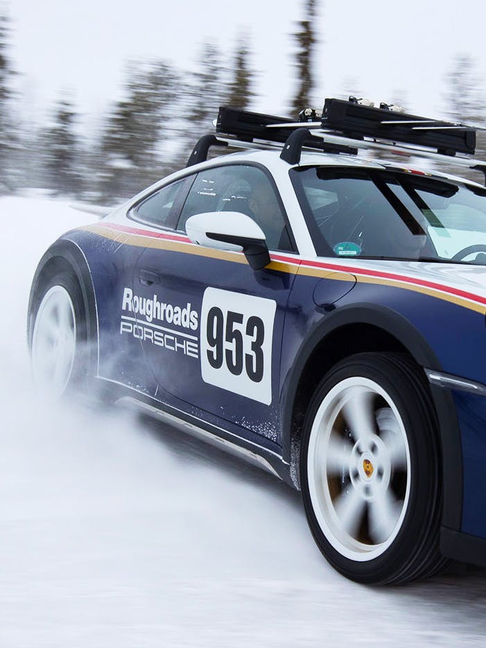 Blue Porsche 911 Roughroads 953 in the snow