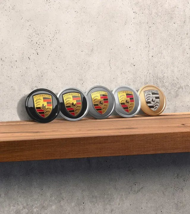 Radnabenabdeckungen mit farbigem Porsche Wappen und Ring in Alu-Optik