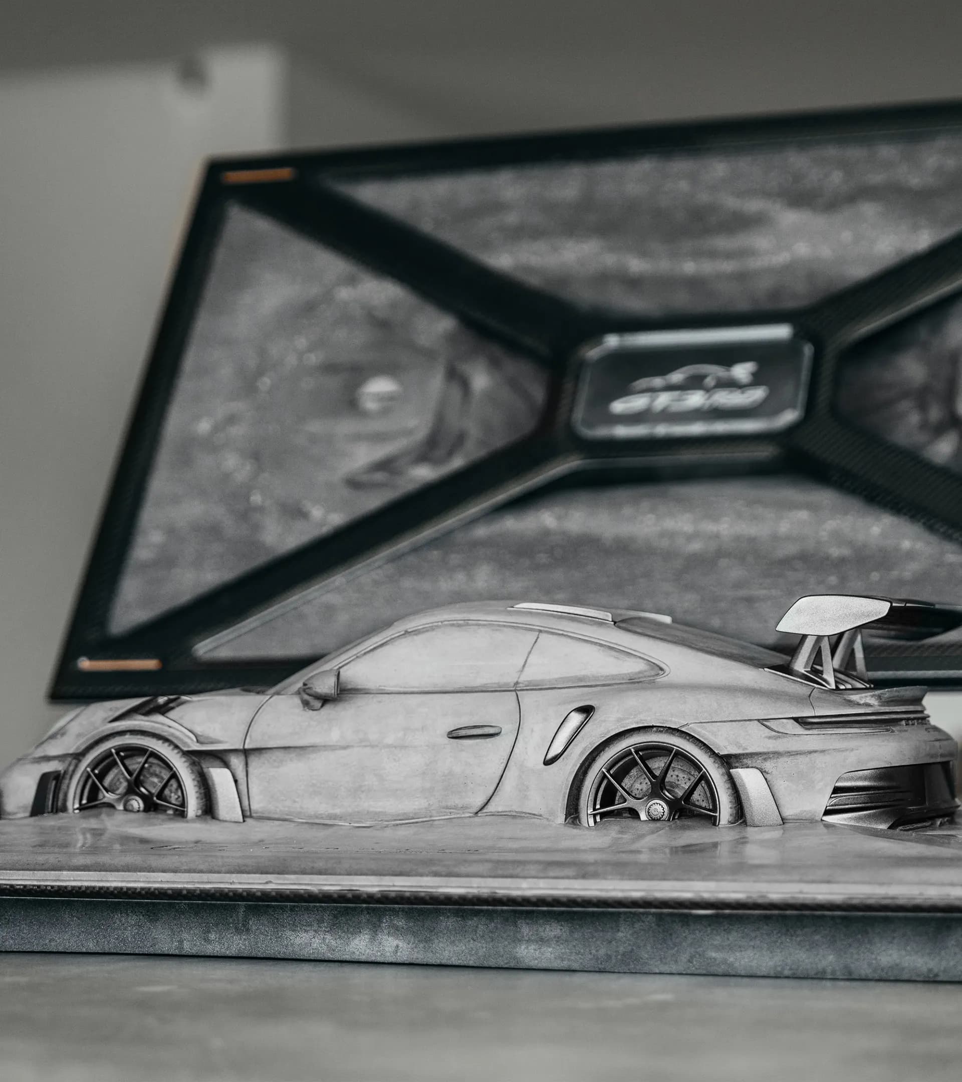 Escultura em betão Porsche 911 GT3 RS (992) – Limited Edition 6