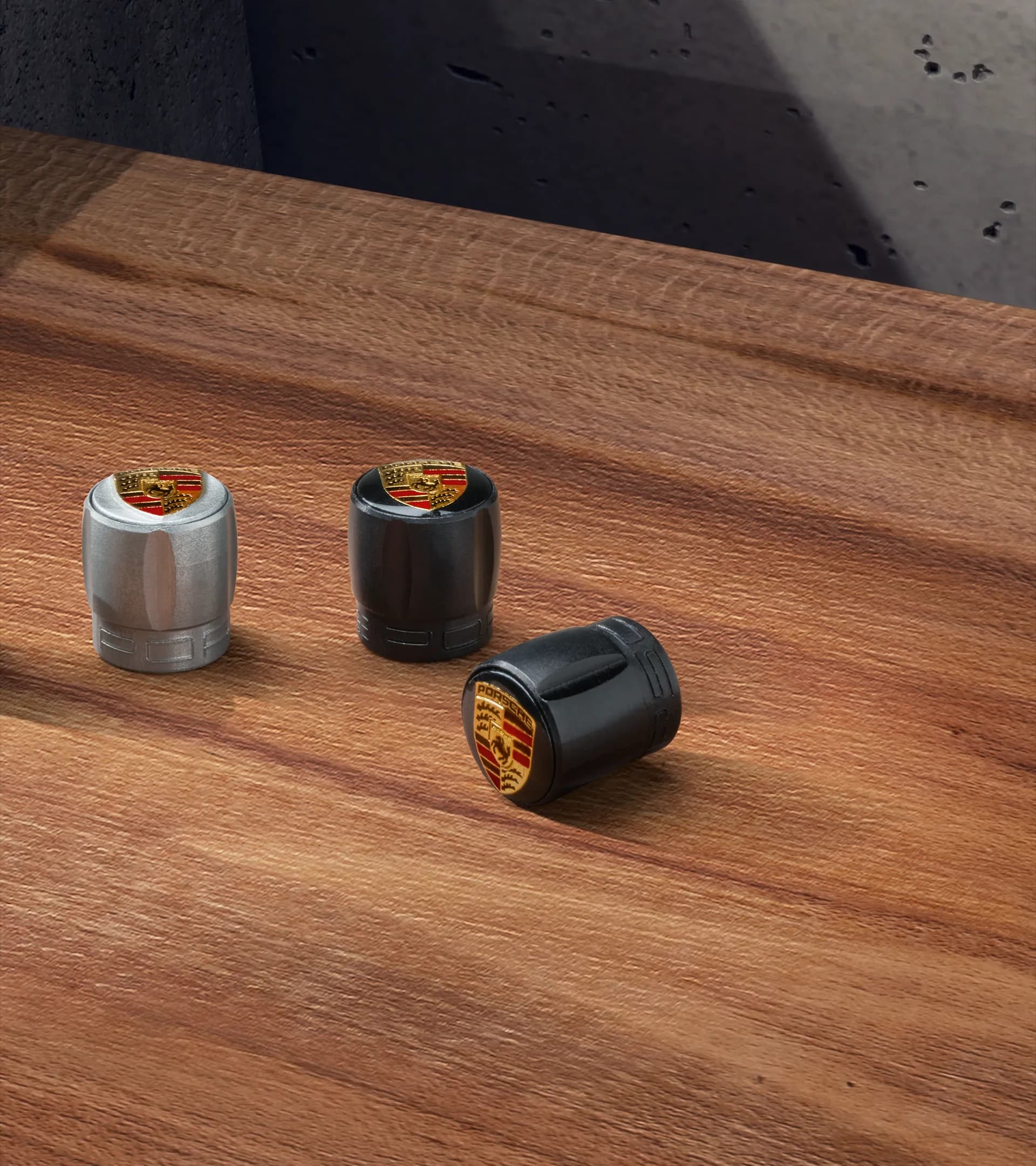 Ventil-Zierhülsen mit farbigem Porsche Wappen 1