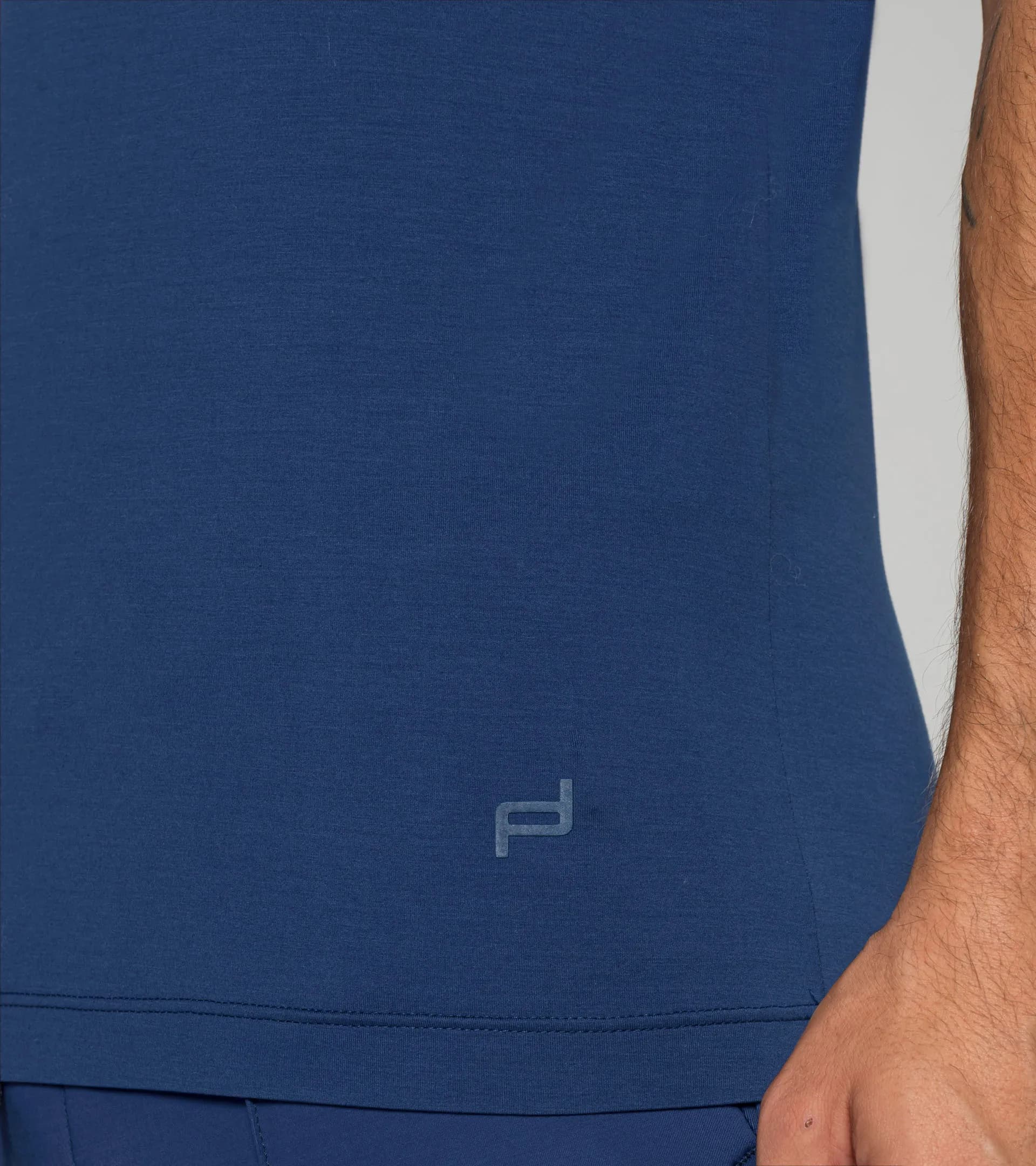 Camiseta con cuello de pico 3