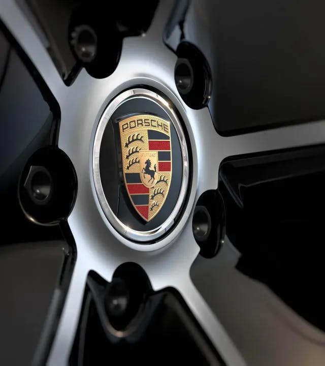 Hjulnavkapsler i sort (højglans) med farvet Porsche-våbenskjold og ring i aluminiumslook