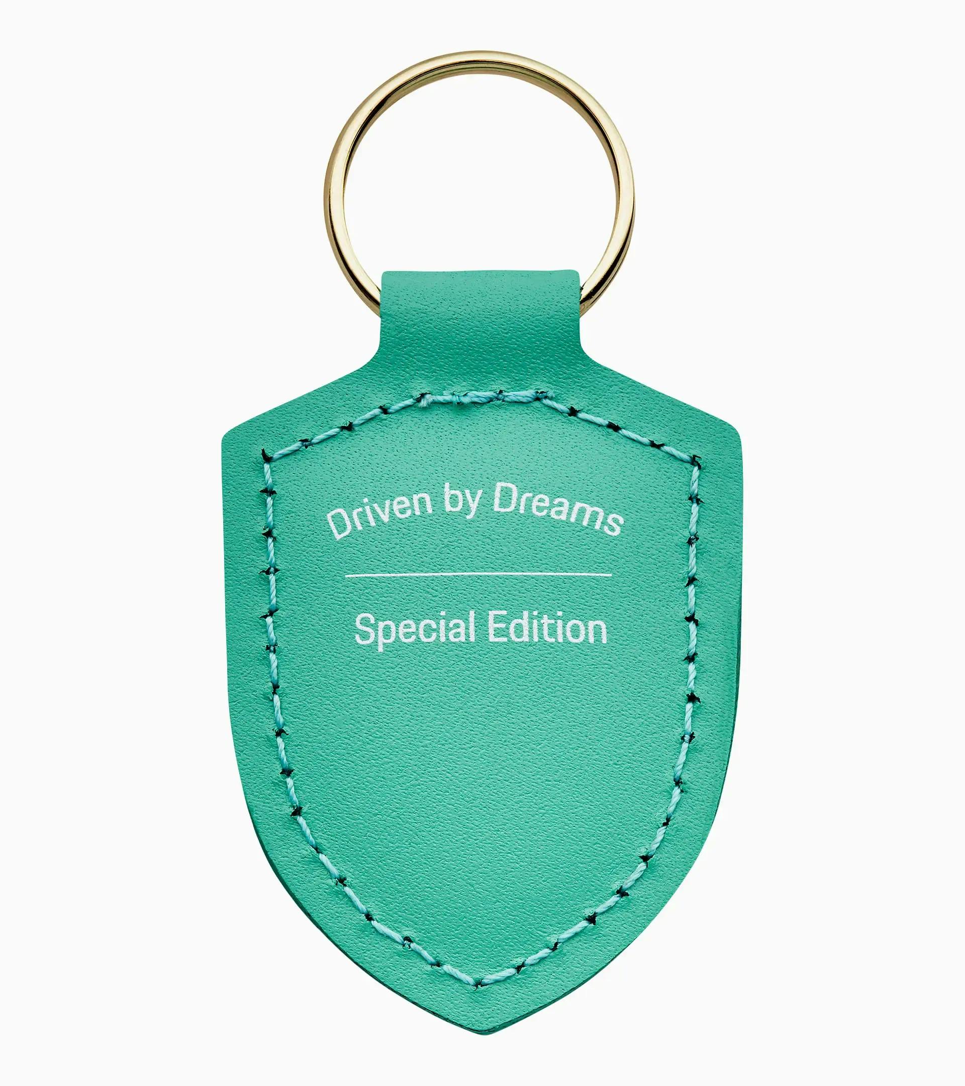 Porte-clés écusson « Driven by Dreams » – 75 ans