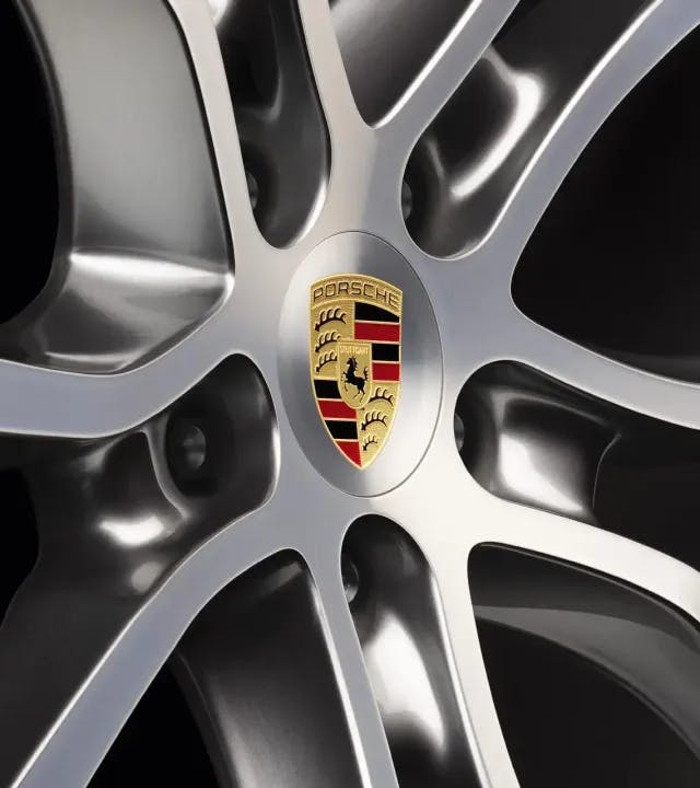 Wheel hub covers in Black (high-gloss) with coloured Porsche Crest and ring in aluminium look