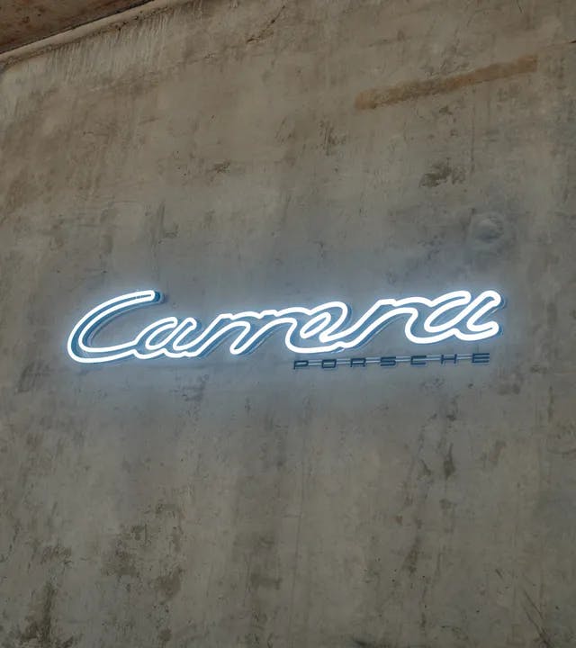 Carrera Leuchtschriftzug – Ltd.