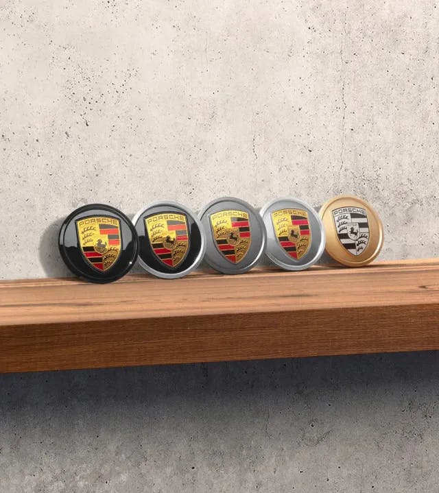 Radnabenabdeckungen in Schwarz (hochglanz) mit farbigem Porsche Wappen