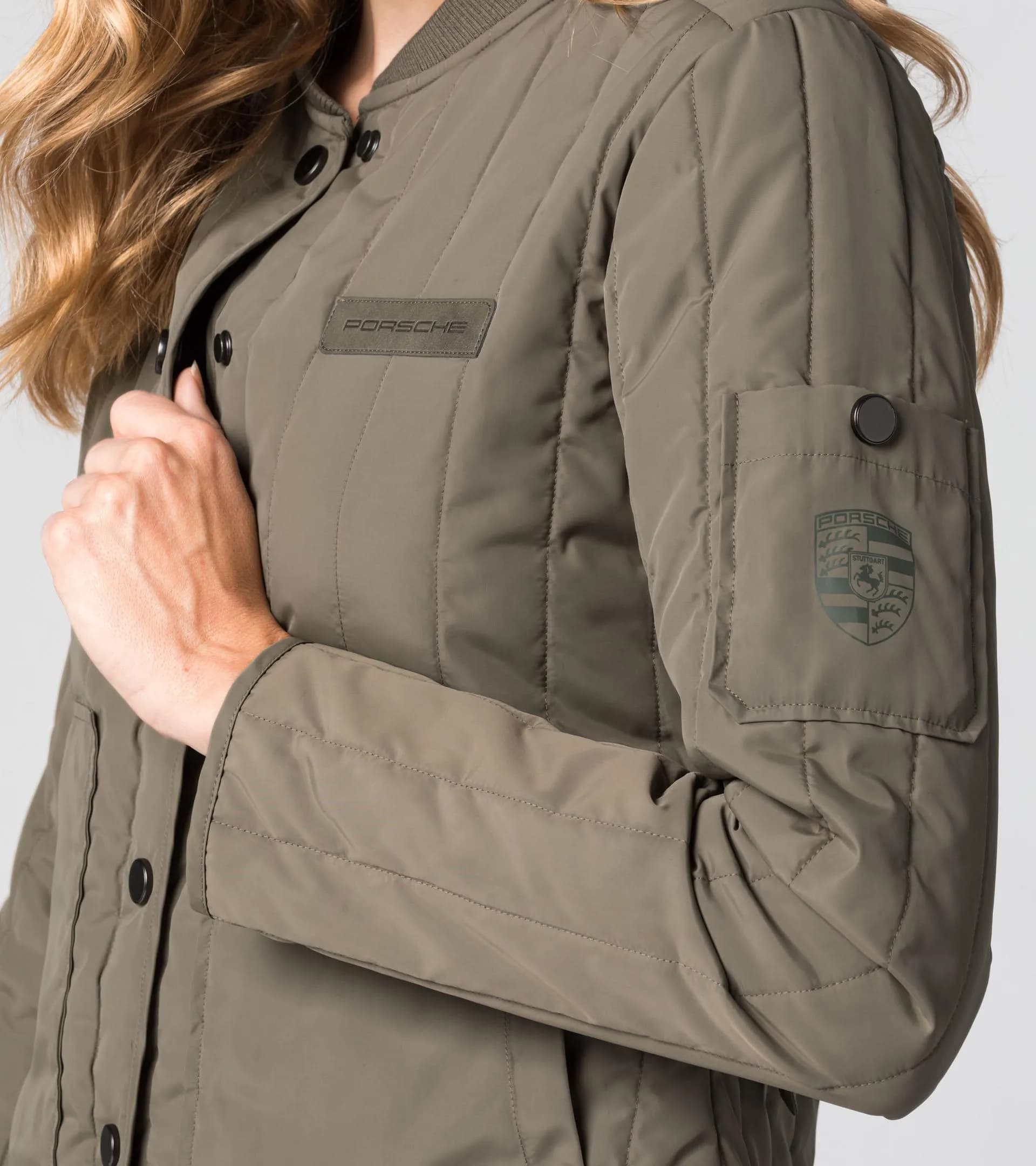 Cazadora mujer beige modelo escudo