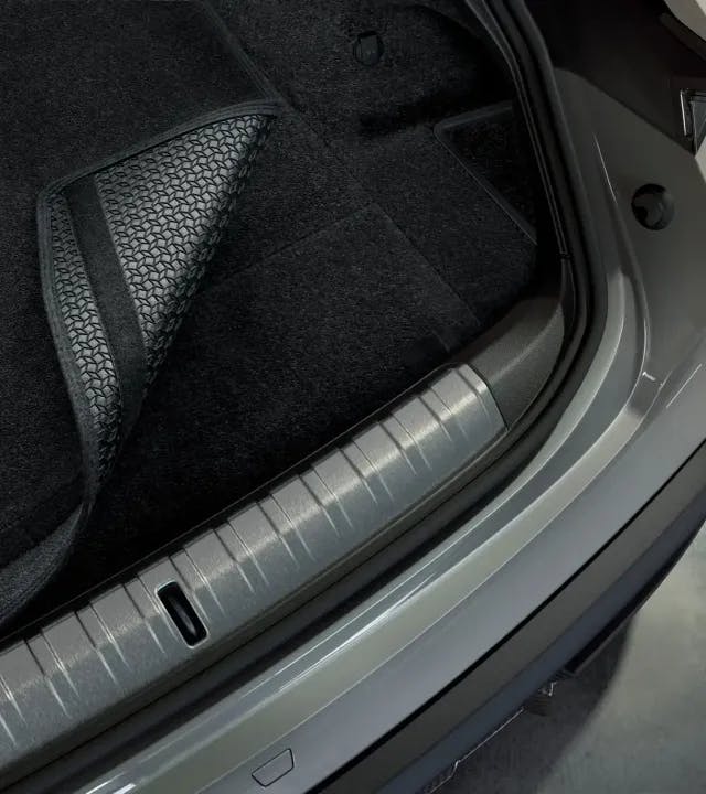 Reversible luggage-compartment mat with leather surround including loading sill protection - Taycan