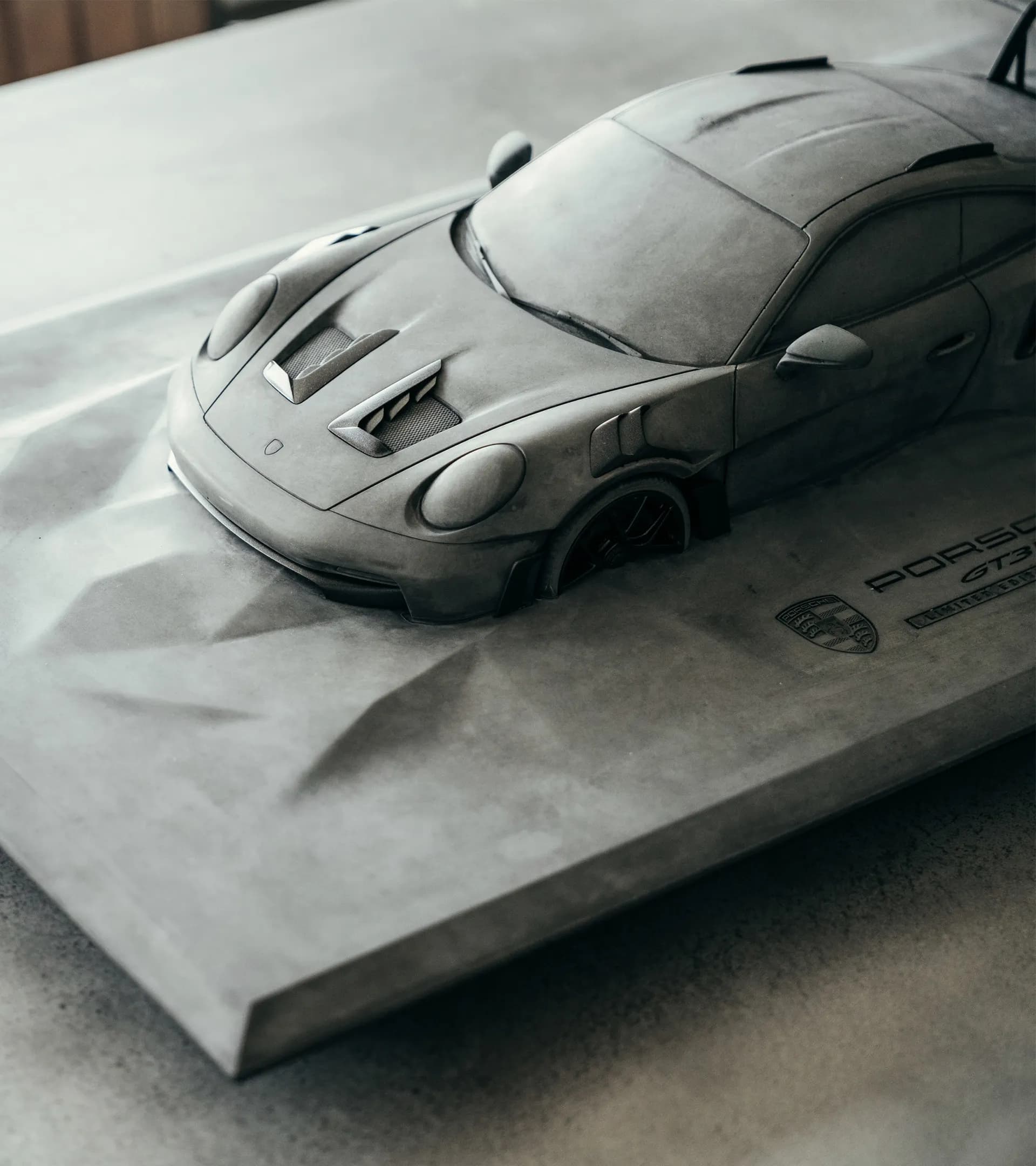 Escultura em betão Porsche 911 GT3 RS (992) – Limited Edition 5