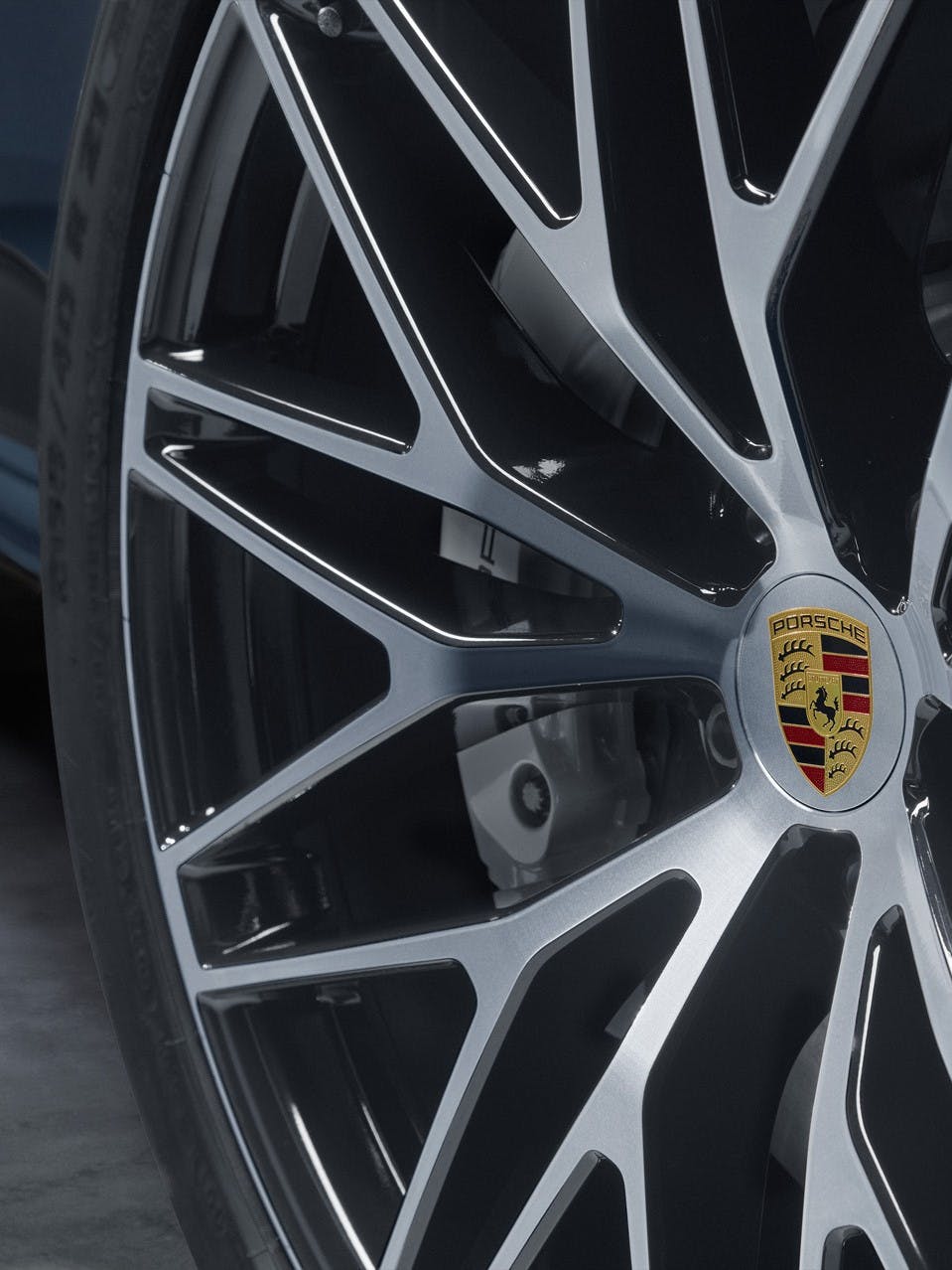 Metallic rim with Porsche crest