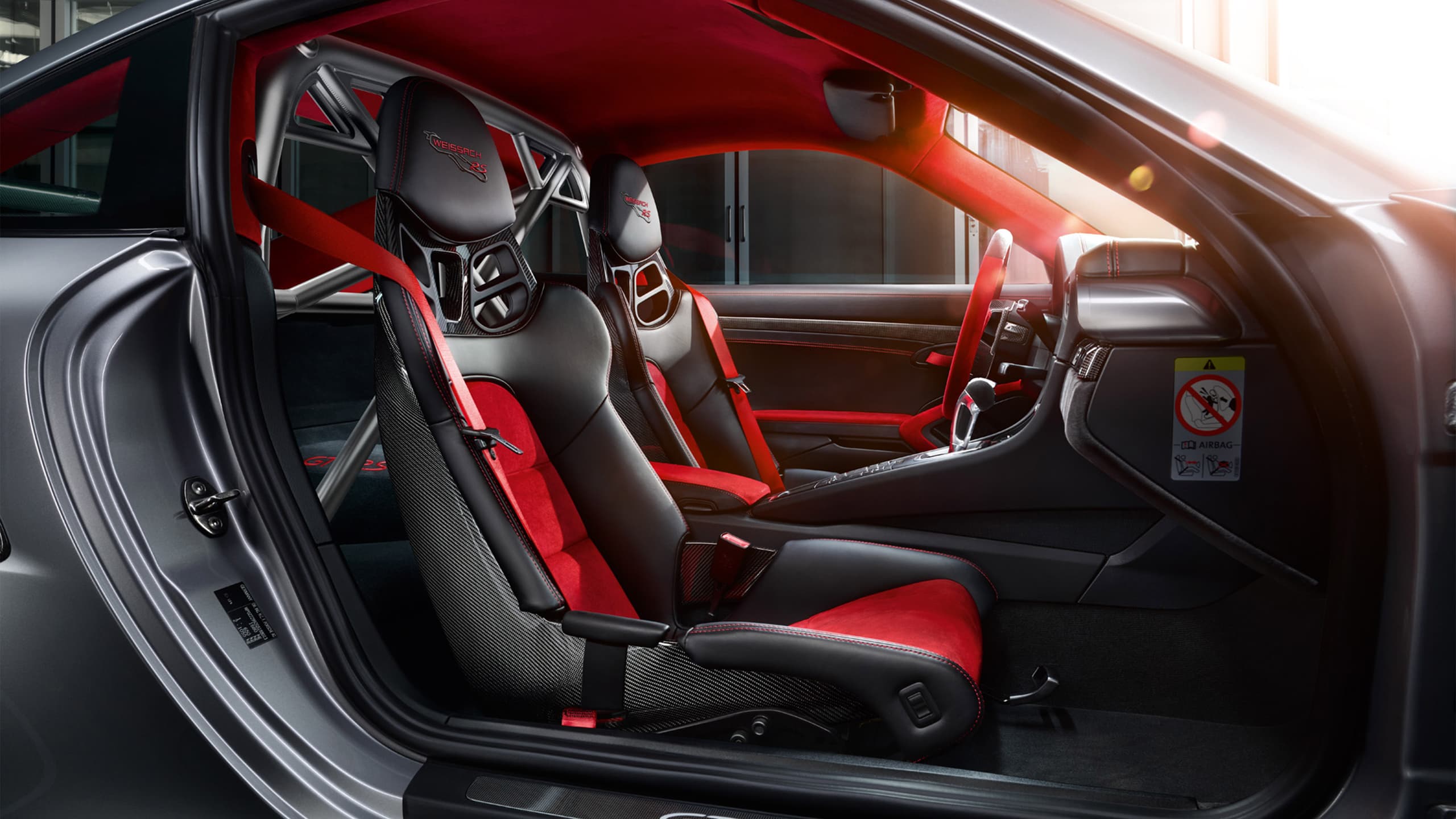 Widok z wnętrza Porsche GT2 RS: fotele w odcieniach od czerwieni do czerni.