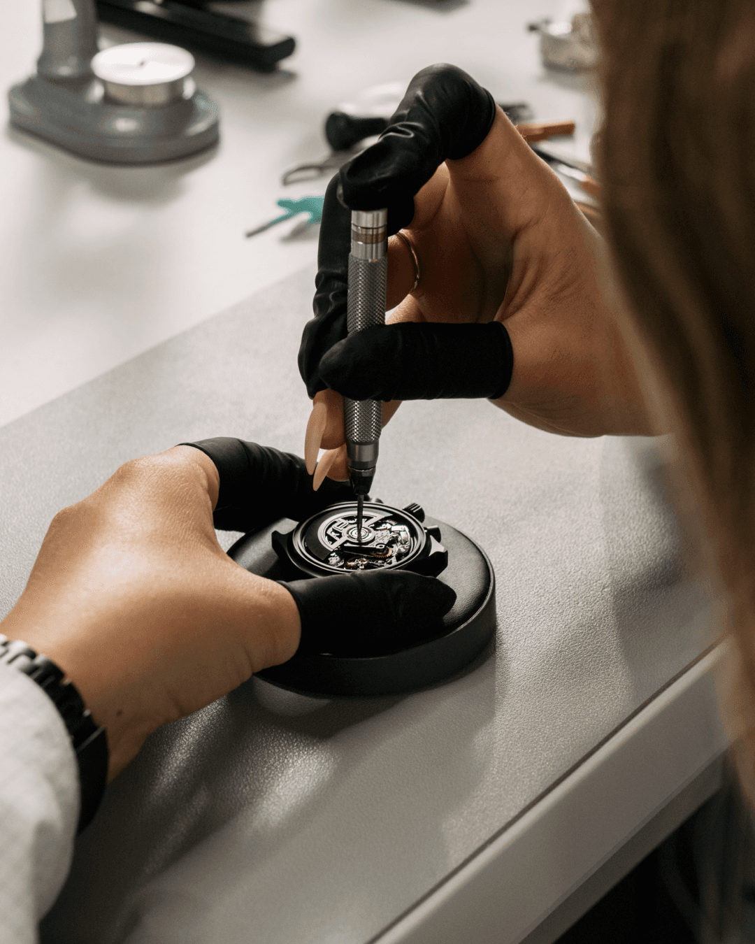 Zegarmistrz montujący chronograf Porsche Design