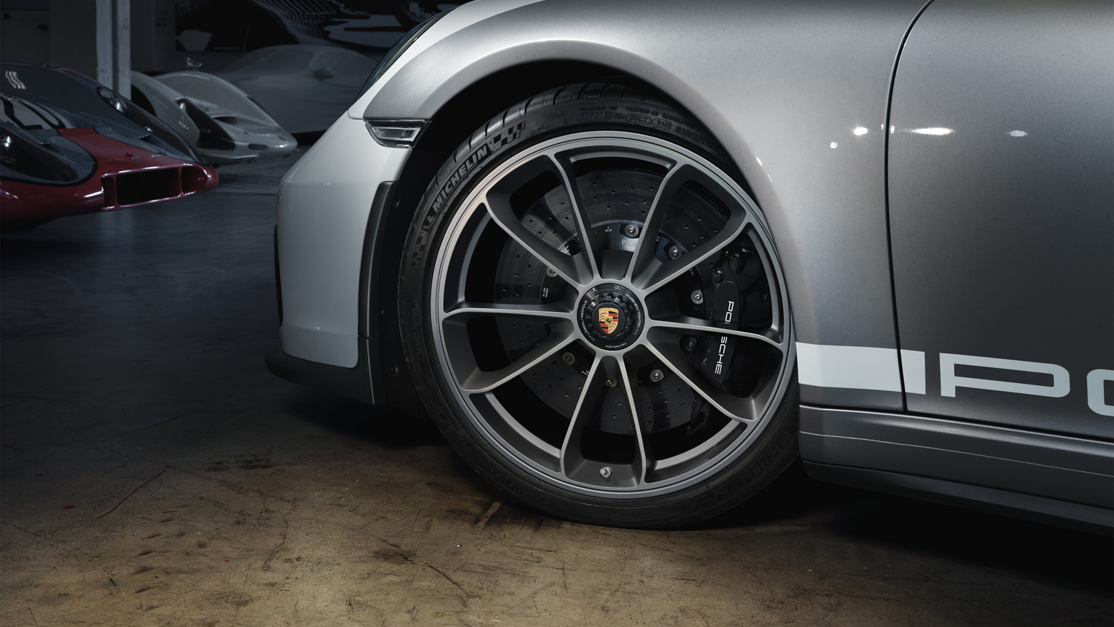 Pictured is a gray Porsche 911 Speedster from the side. The picture is cropped and the rim is highlighted