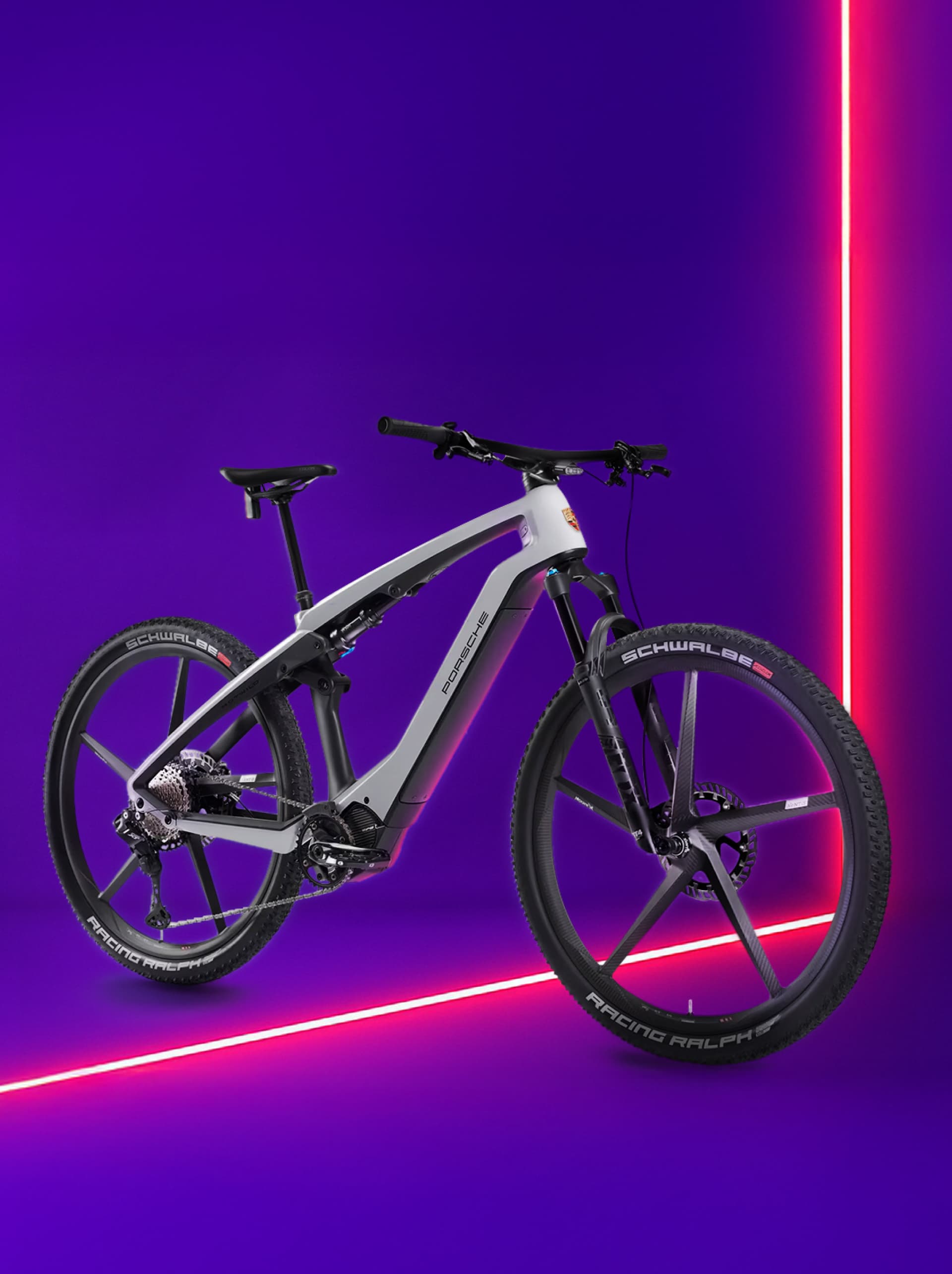 Graues Porsche E-Bike auf lila Hintergrund