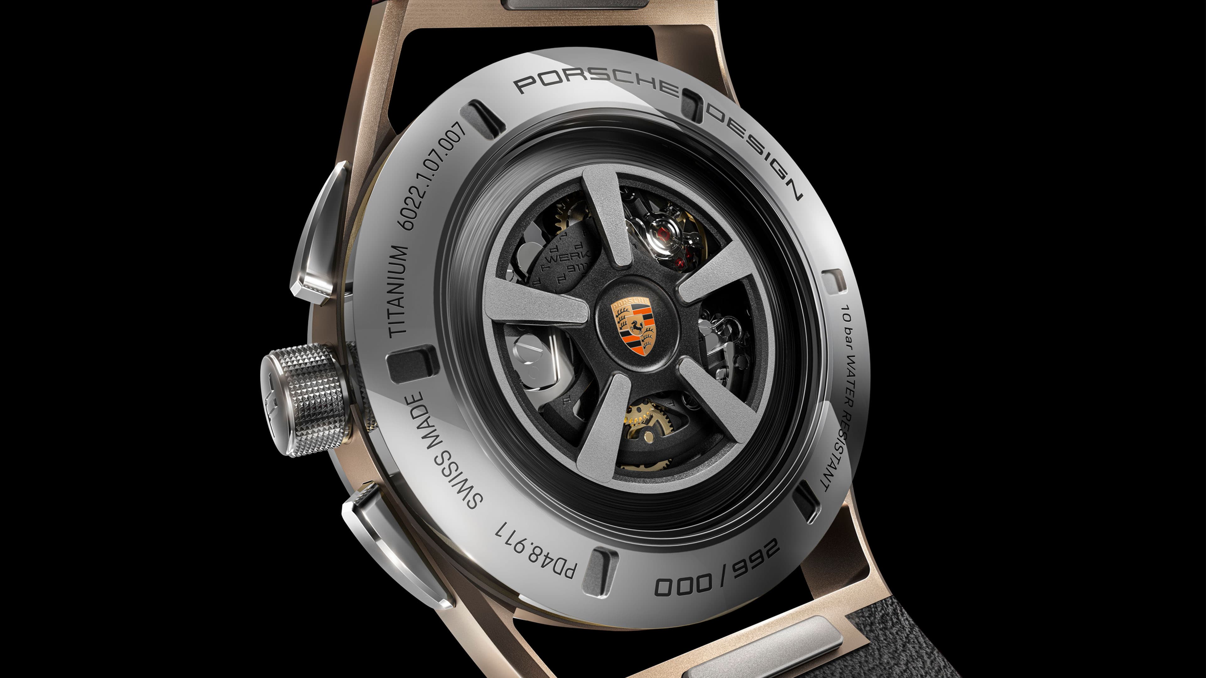 Die Chronograph 911 Targa 4S Heritage Design Edition von hinten gezeigt.