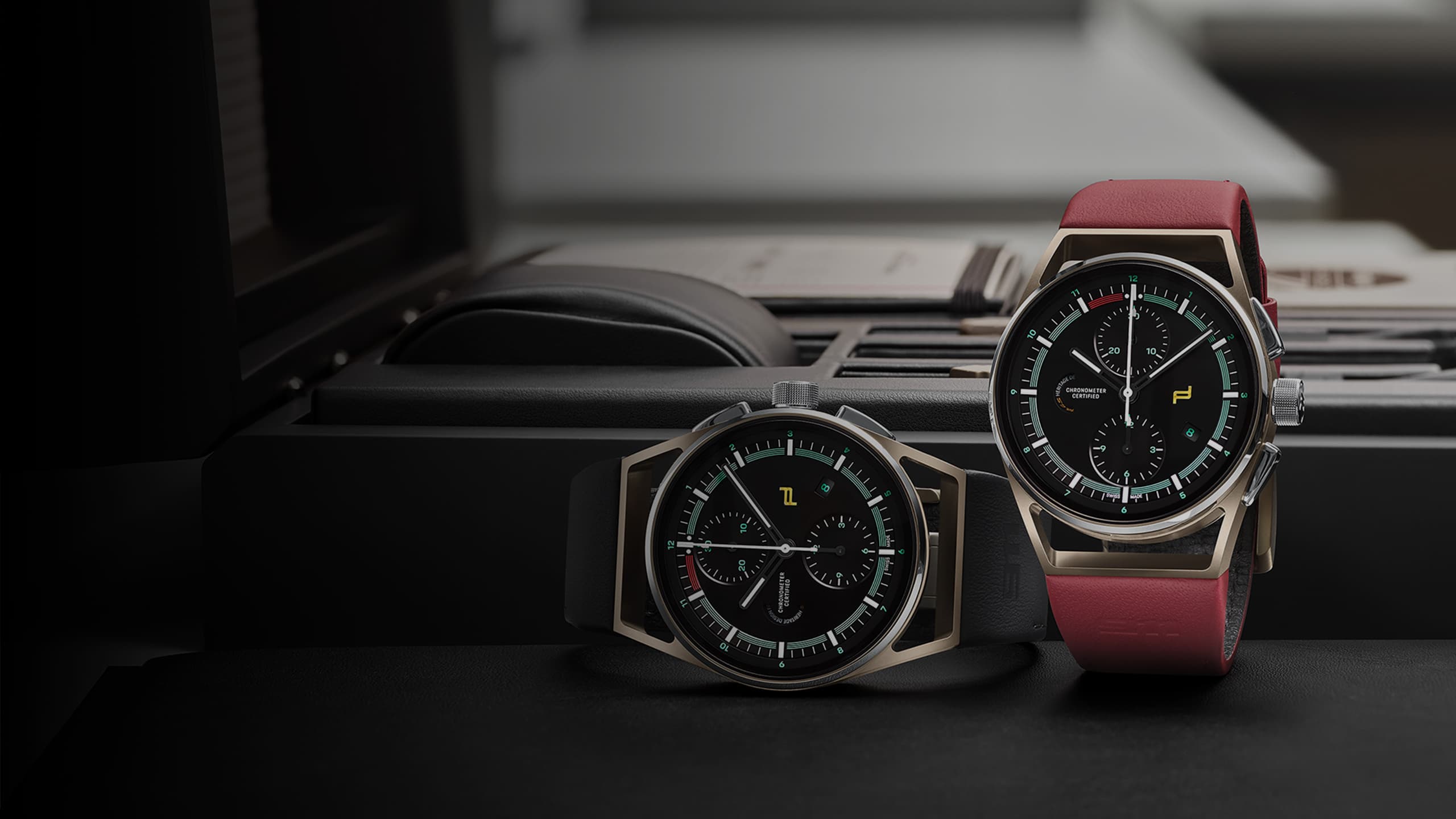 Na zdjęciu widoczne są dwa zegarki z kolekcji Chronograph 911 Targa 4S Heritage Design Edition.