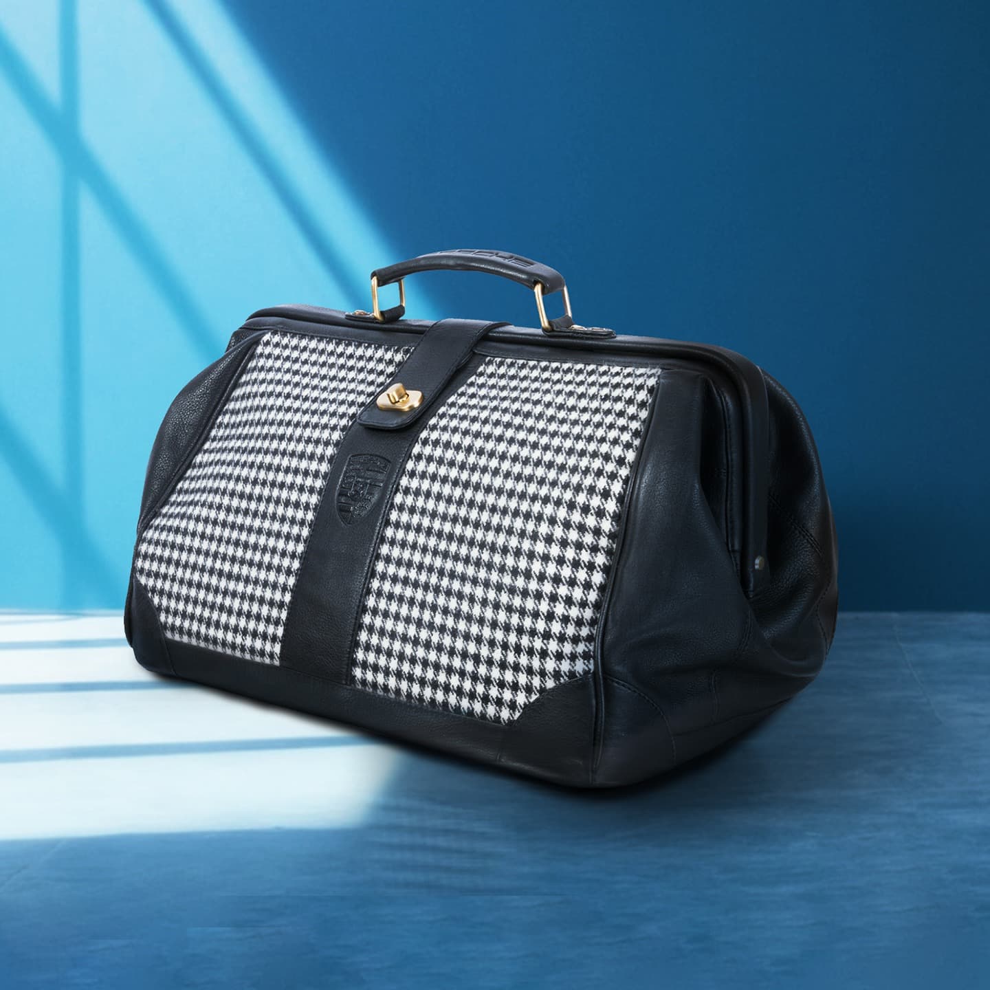 Porsche touring bag with a Pepita pattern in the center with a blue background