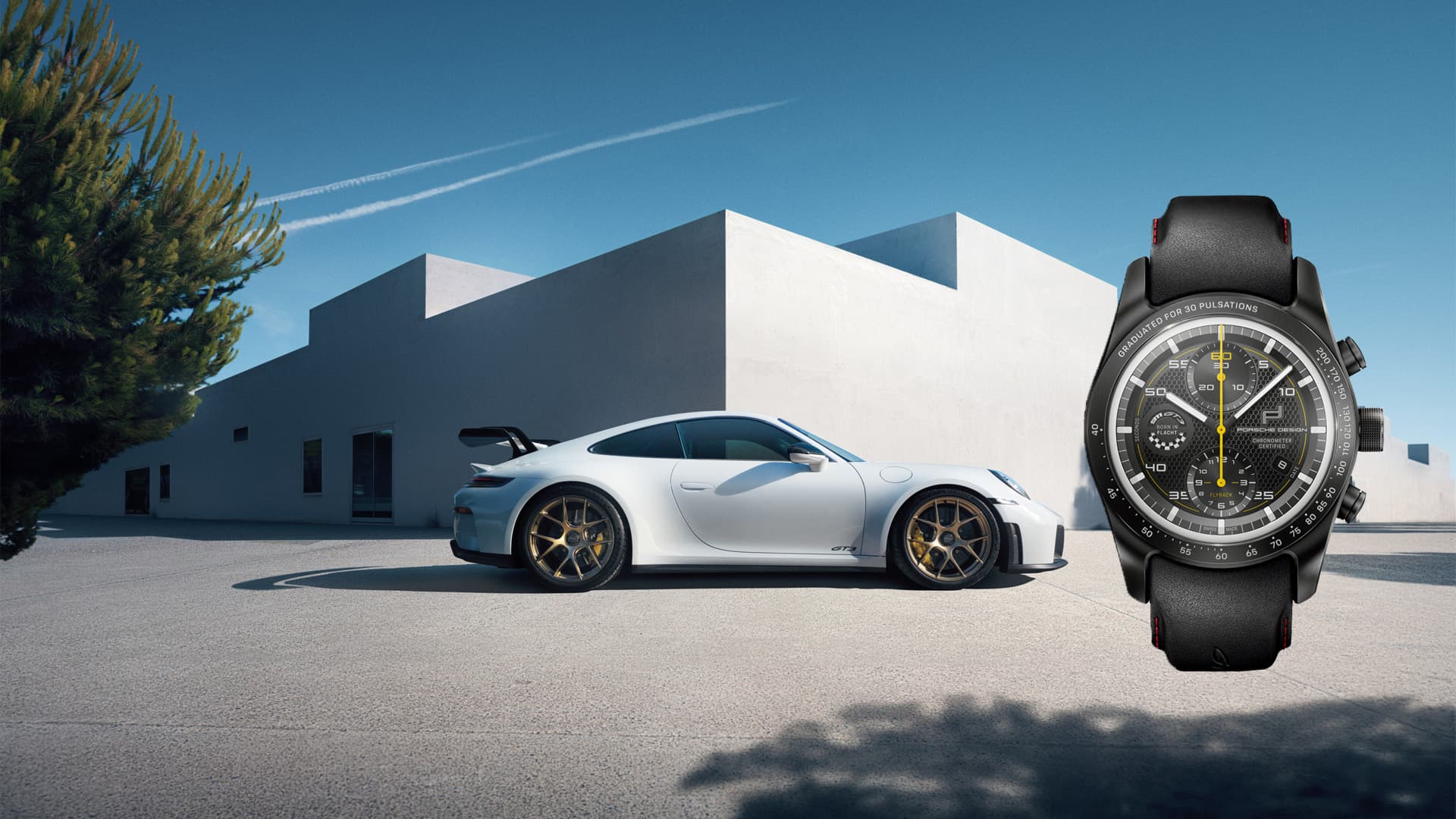 Biały Porsche 911 GT3 przed nowoczesnym białym budynkiem; po prawej czarny zegarek chronograf z żółtą wskazówką.