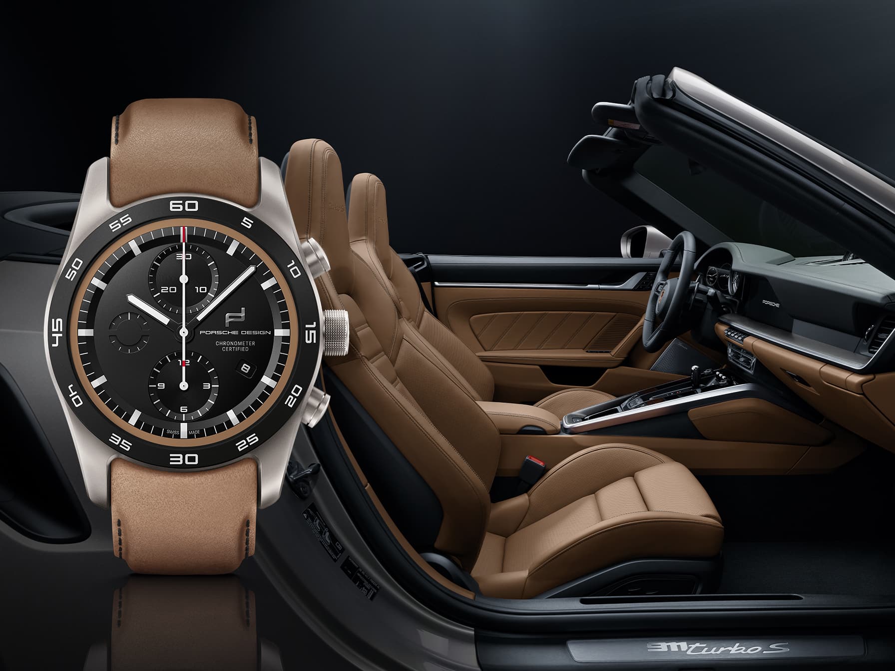 Porsche Design Chronograph-Uhr mit braunem Lederarmband, neben einem Porsche 911 Turbo S mit Interieur in Beige.