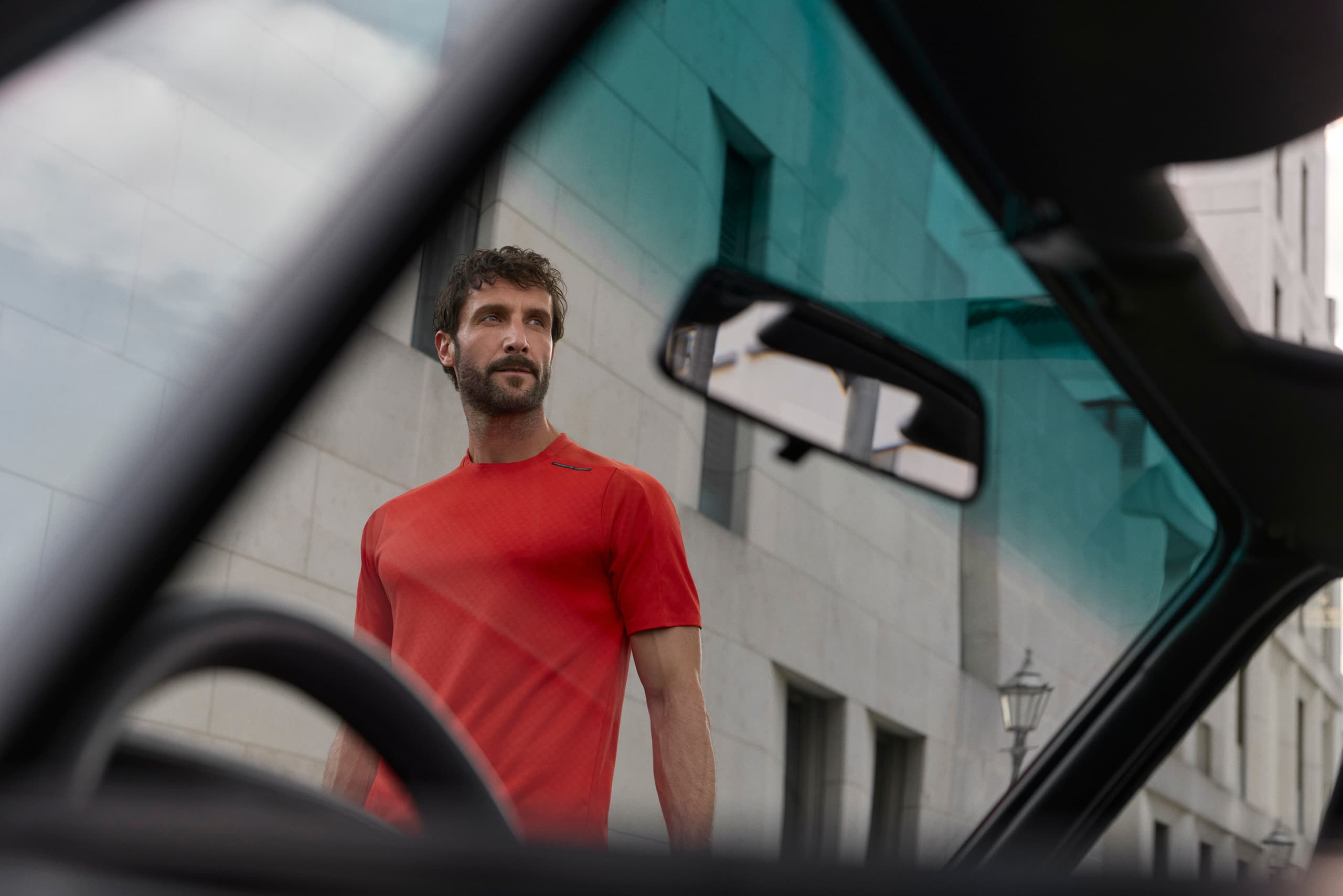 Man wearing Porsche Design T-Shirt in urban szenario.