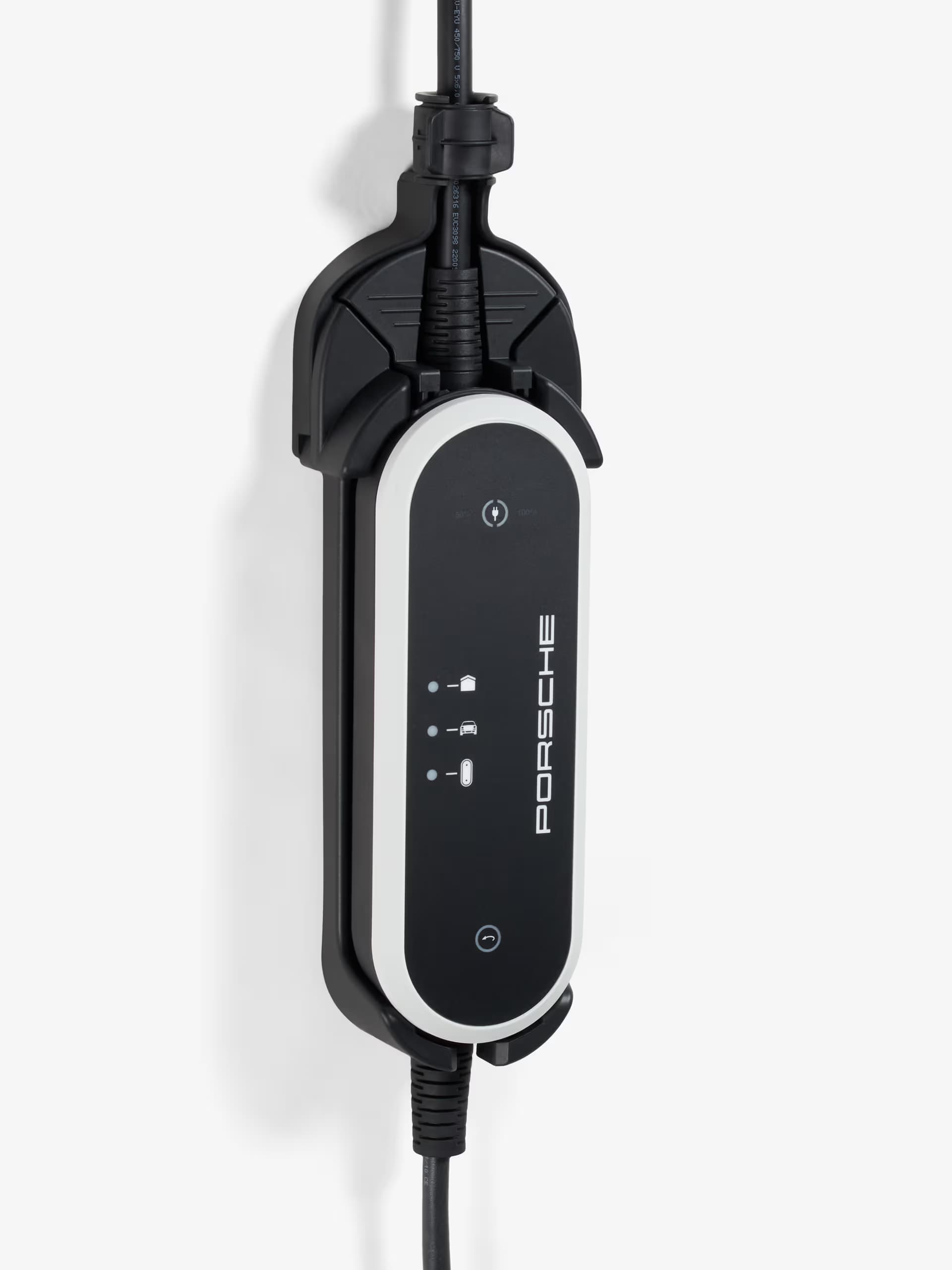 Chargeur mural Porsche noir et blanc avec câble, monté sur un mur blanc.