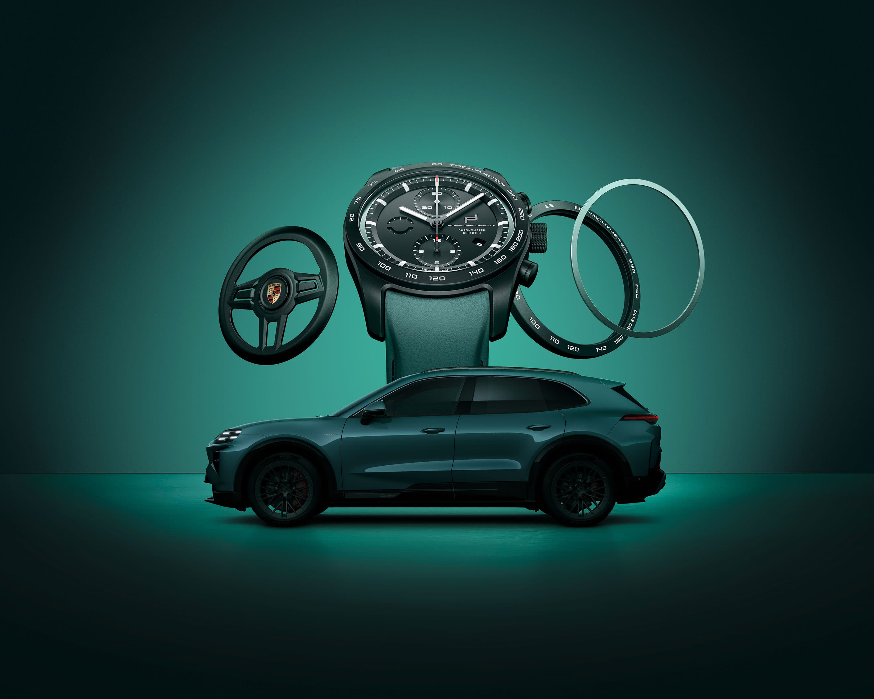 Schwarze Porsche Design Chronograph-Uhr mit grünem Lederband, daneben Lenkrad und Tachymeter-Ring, SUV unten.
