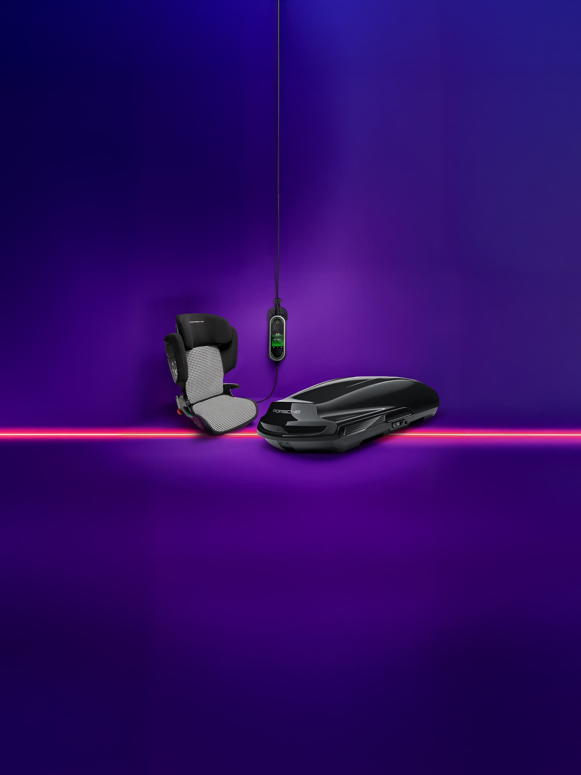 Box dachowy, ładowarka Connect i fotelik dziecięcy z wzorem pepita na fioletowym tle