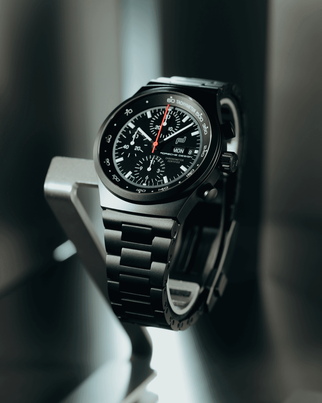 Chronograf Porsche Design Chronograph 1 – 1975 Numbered Edition na stojaku na zegarek