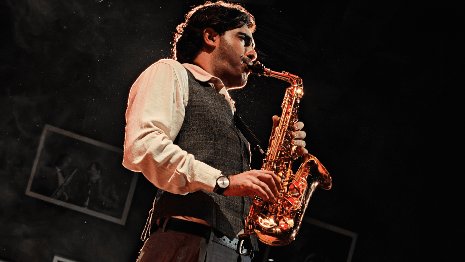 Photo taken with the Porsche Design HONOR Magic7 RSR shows a saxophone player in stage light with many details of light and shadow.