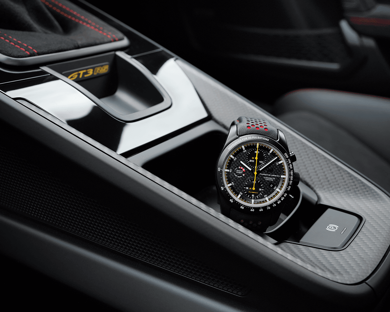 Zegarek na rękę Porsche Chronograph 1 GT3 RS w uchwycie na napoje w samochodzie Porsche.