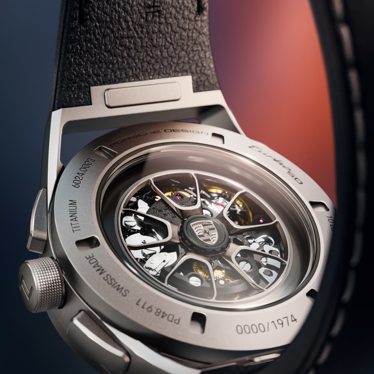 Zbliżenie tylnej części zegarka Porsche Design z tytanu z przeszklonym deklem i czarnym paskiem.
