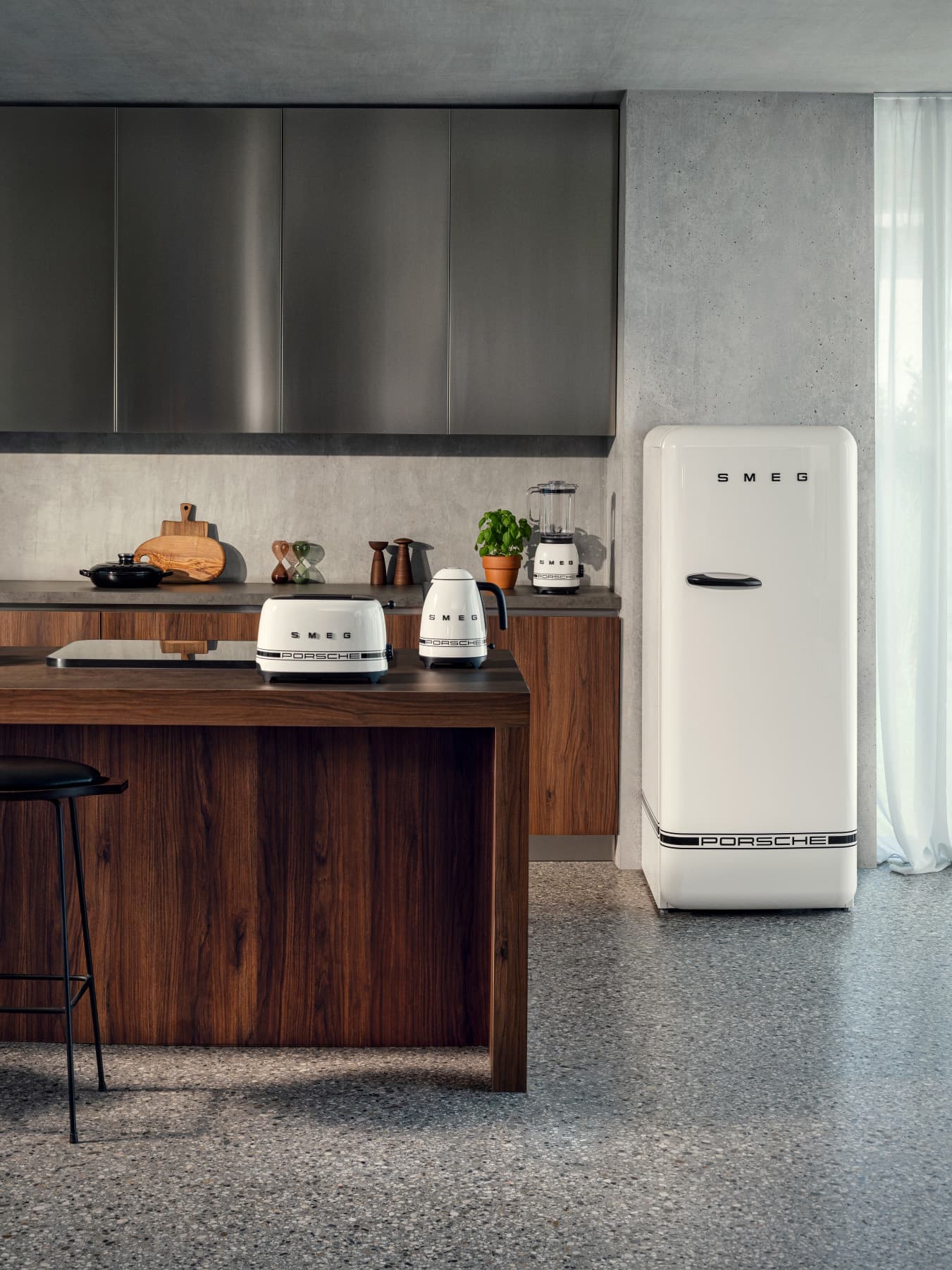 Collezione Porsche x Smeg (bollitore in Shade Green) in un ambiente domestico