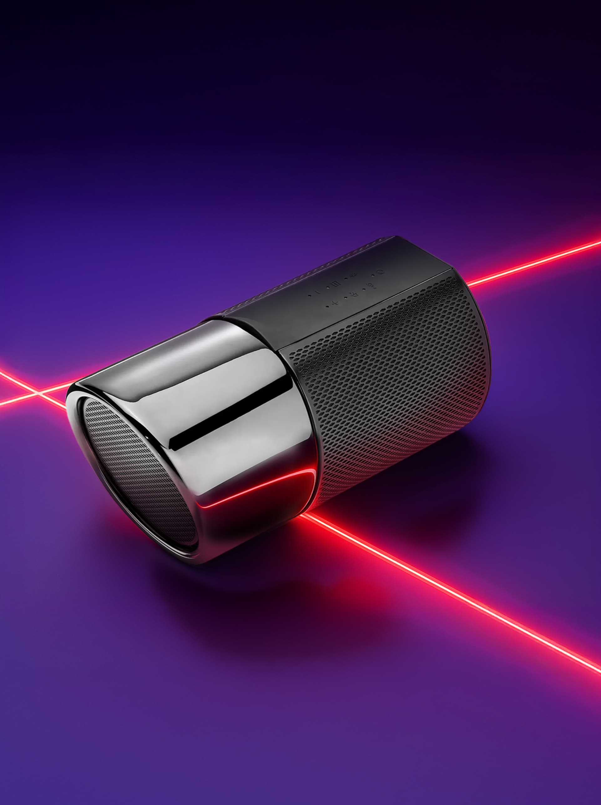Multimedia-Lautsprecher auf lila Hintergrund