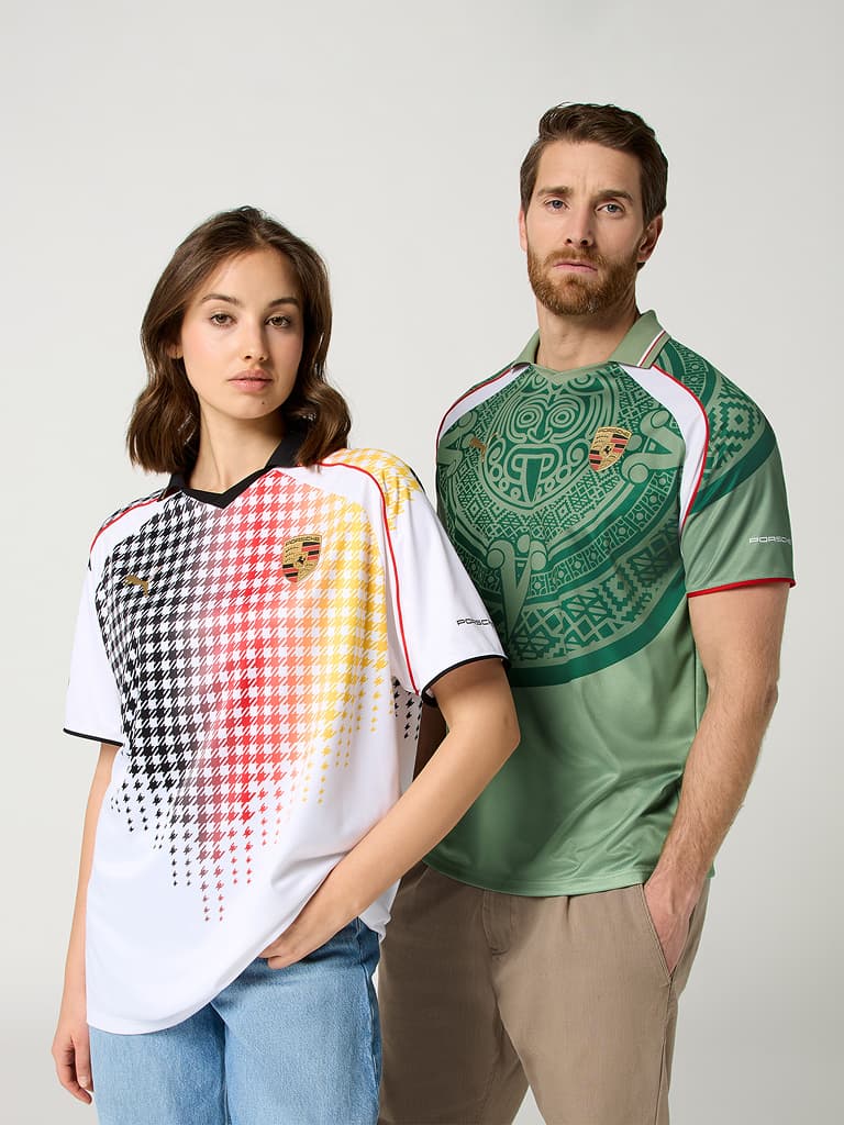 Twee modellen in Porsche-truitjes: wit met zwart-rood-geel patroon en groen met grafische print, tegen een lichte achtergrond.