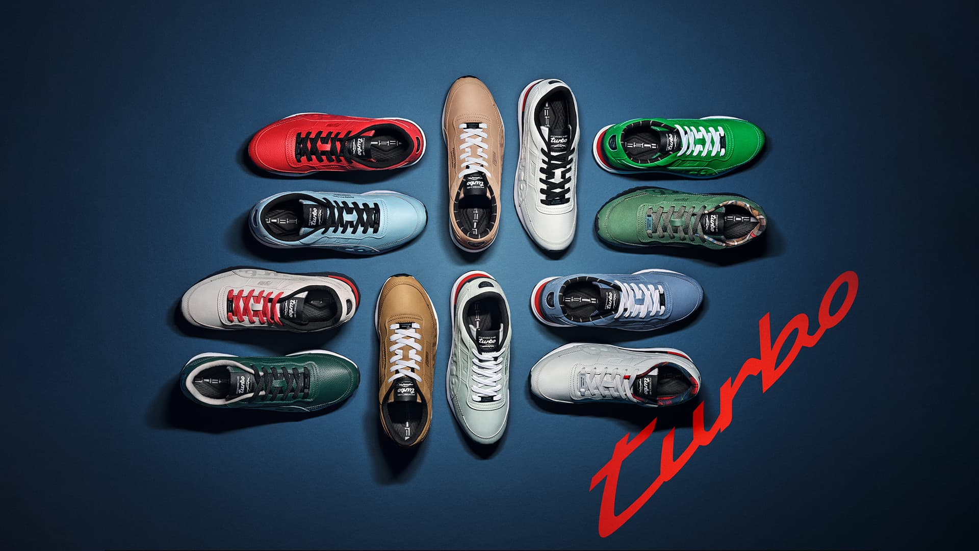Vista superior de zapatillas Porsche en varios colores sobre fondo azul oscuro, con la palabra «turbo» en rojo.