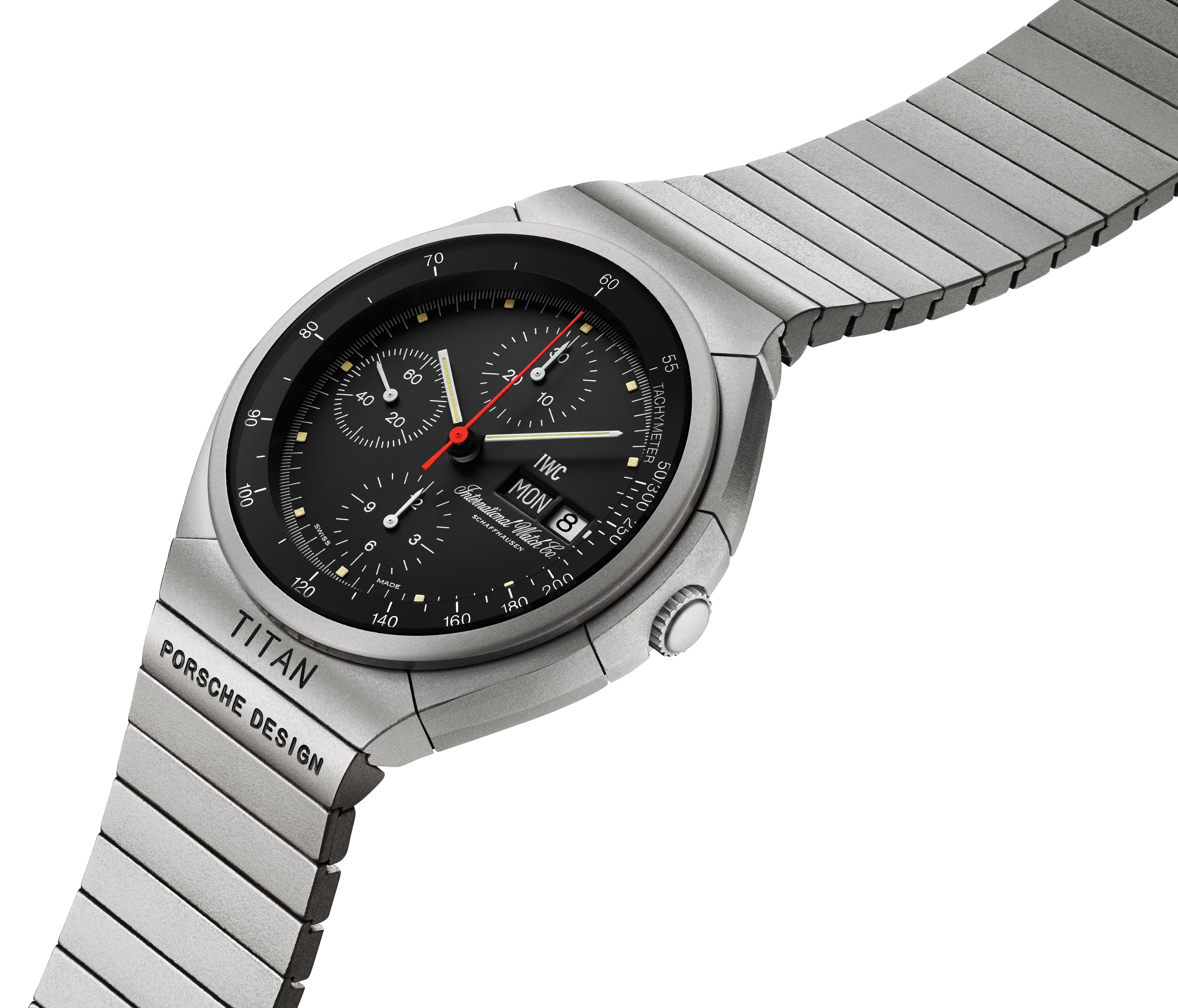 Chronograph-Armbanduhr aus Titan mit schwarzem Zifferblatt, rotem Sekundenzeiger, Tachymeter-Lünette und Metallgliederarmband.