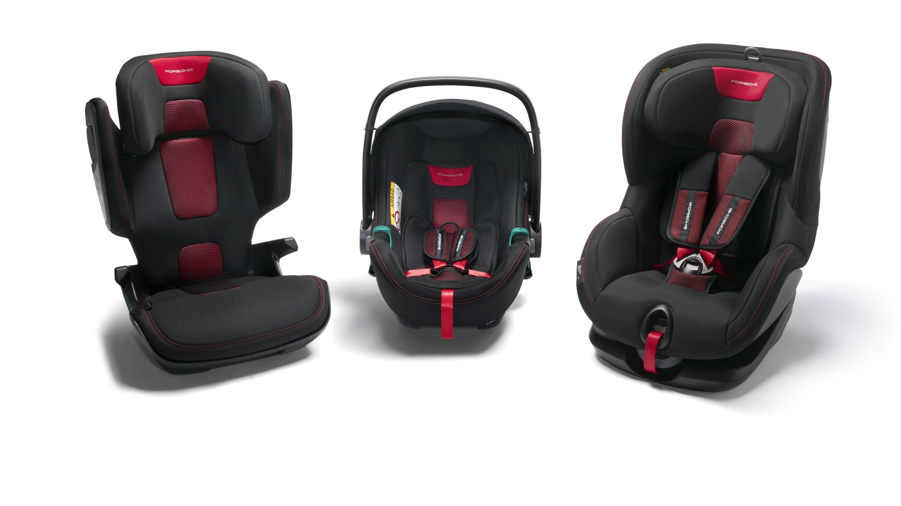 Drei schwarze und rote Porsche-Kindersitze auf weißem Hintergrund, die verschiedene Modelle und Designs zeigen.