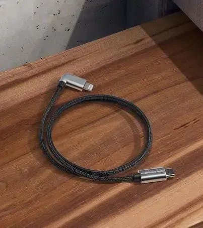 Câble de charge USB type C™ pour smartphone avec connexion Apple Lightning®