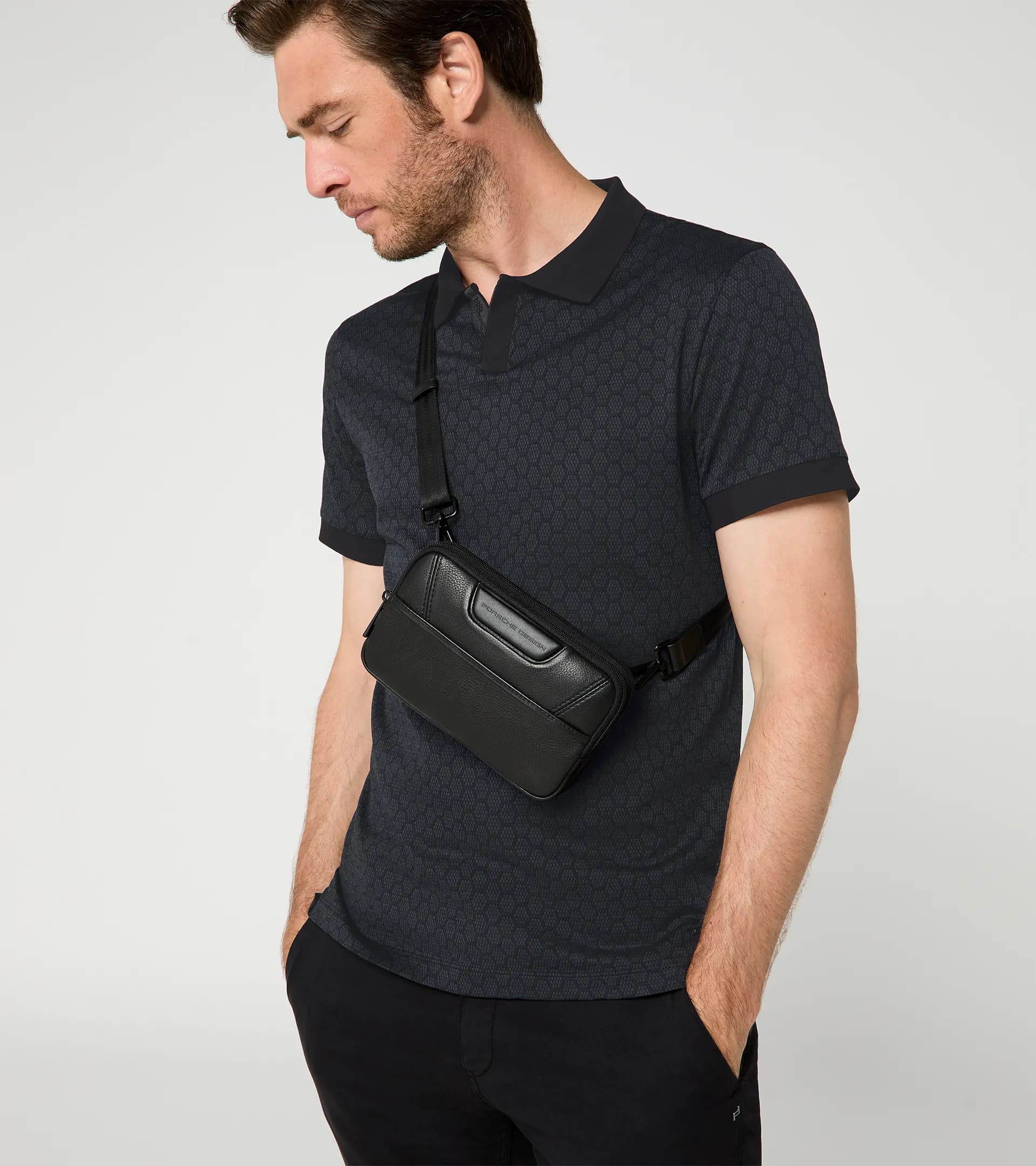 Roadster Leather Travel Pouch | PORSCHE SHOP Roadster Leather Travel Pouch | PORSCHE SHOP